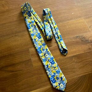 Croft and barrow unisex tie blue and yellow flowers 💙🌻